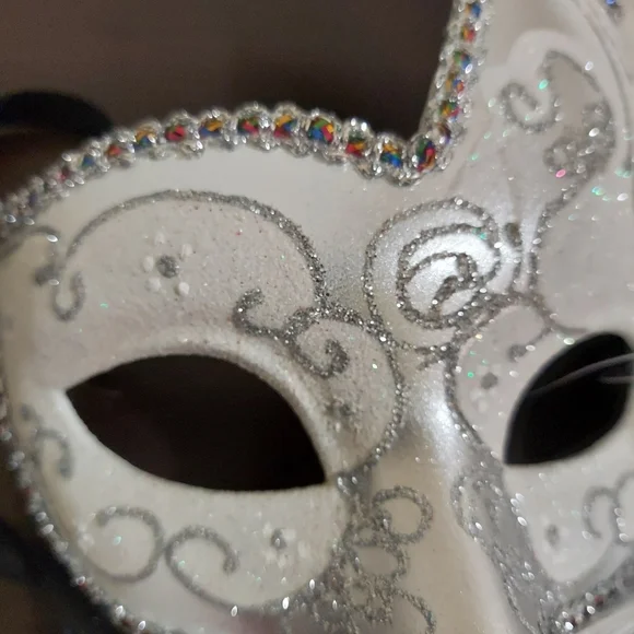 Women's ostrich feather venetian masquerade mask. White/Silver. - Picture 3 of 6